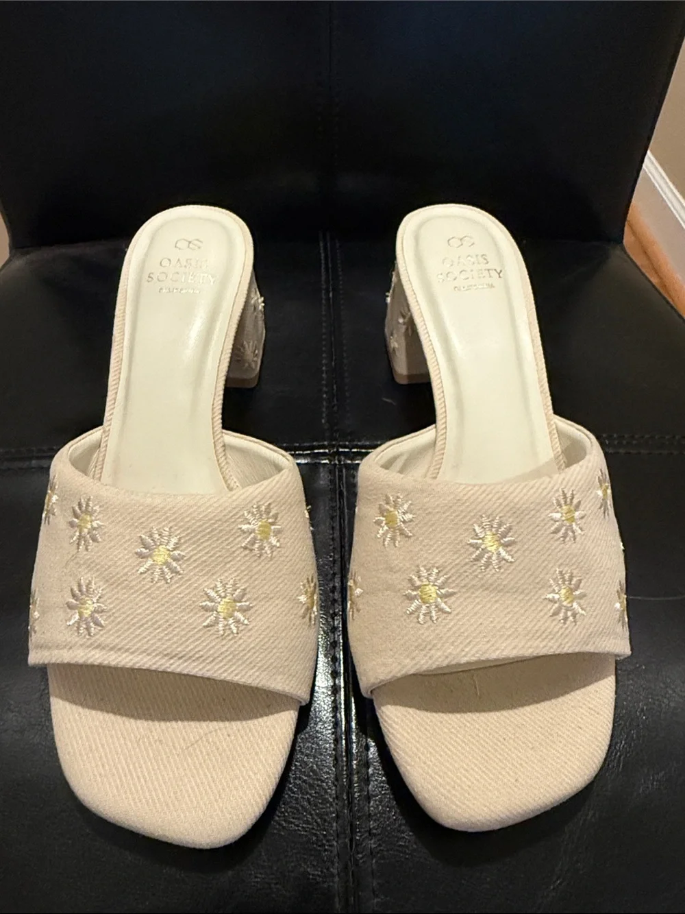 Oasis Society Cream Embroidered Slide Sandals 8.5 NWOT